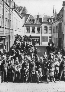 604007 Afbeelding van de toeschouwers in de Kleine Slachtstraat te Utrecht in afwachting van de geallieerde militairen ...